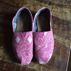 🛍️ TOMS Ikat print pink shoes
